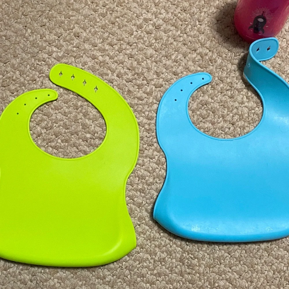 2 bibs, green & blue, 2 suction bowls, pink & purple, 1 tommie tippie sippie cup